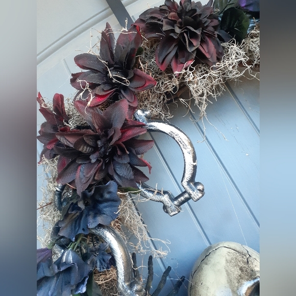 Skull and Chain Halloween Wreath - Picture 3 of 4
